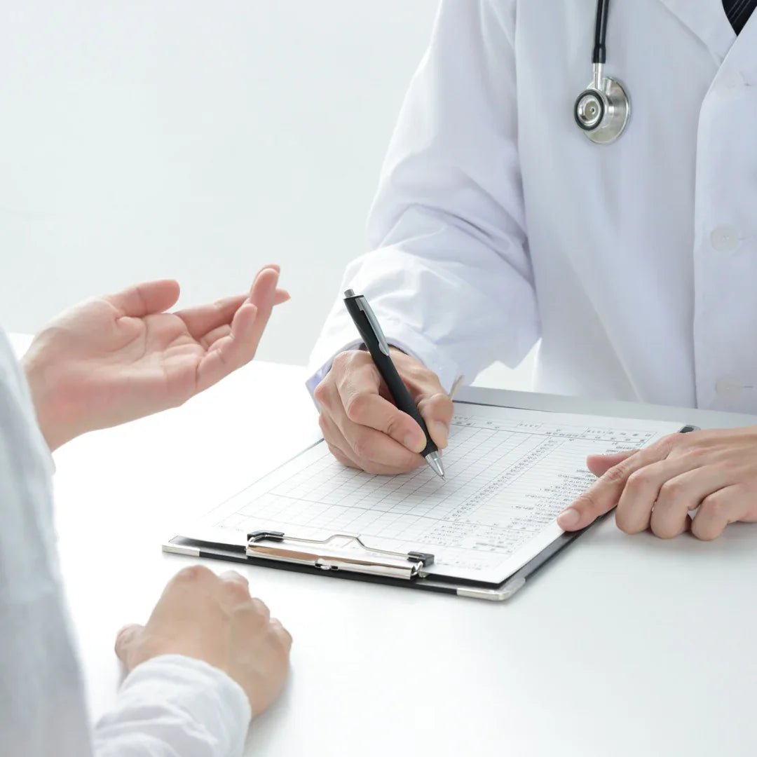 Consultation médicale, médecin écrivant sur une fiche, contexte traduction assermentée