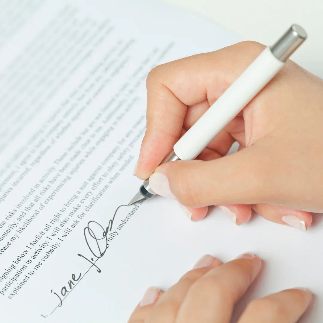 Main signant un document officiel, concept de traduction assermentée certifiée.