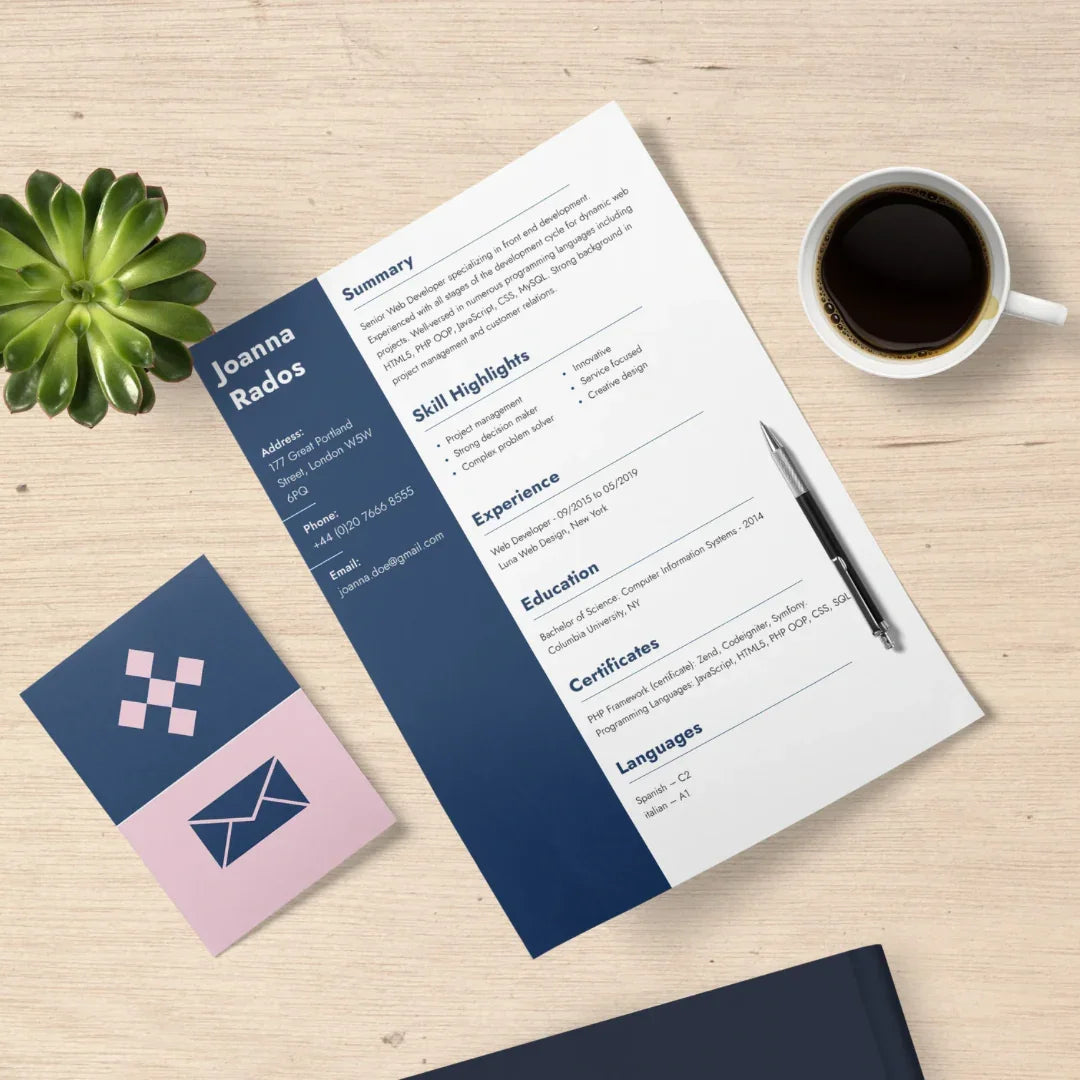 CV professionnel sur bureau en bois avec stylo, café et carte de visite, traduction certifiée