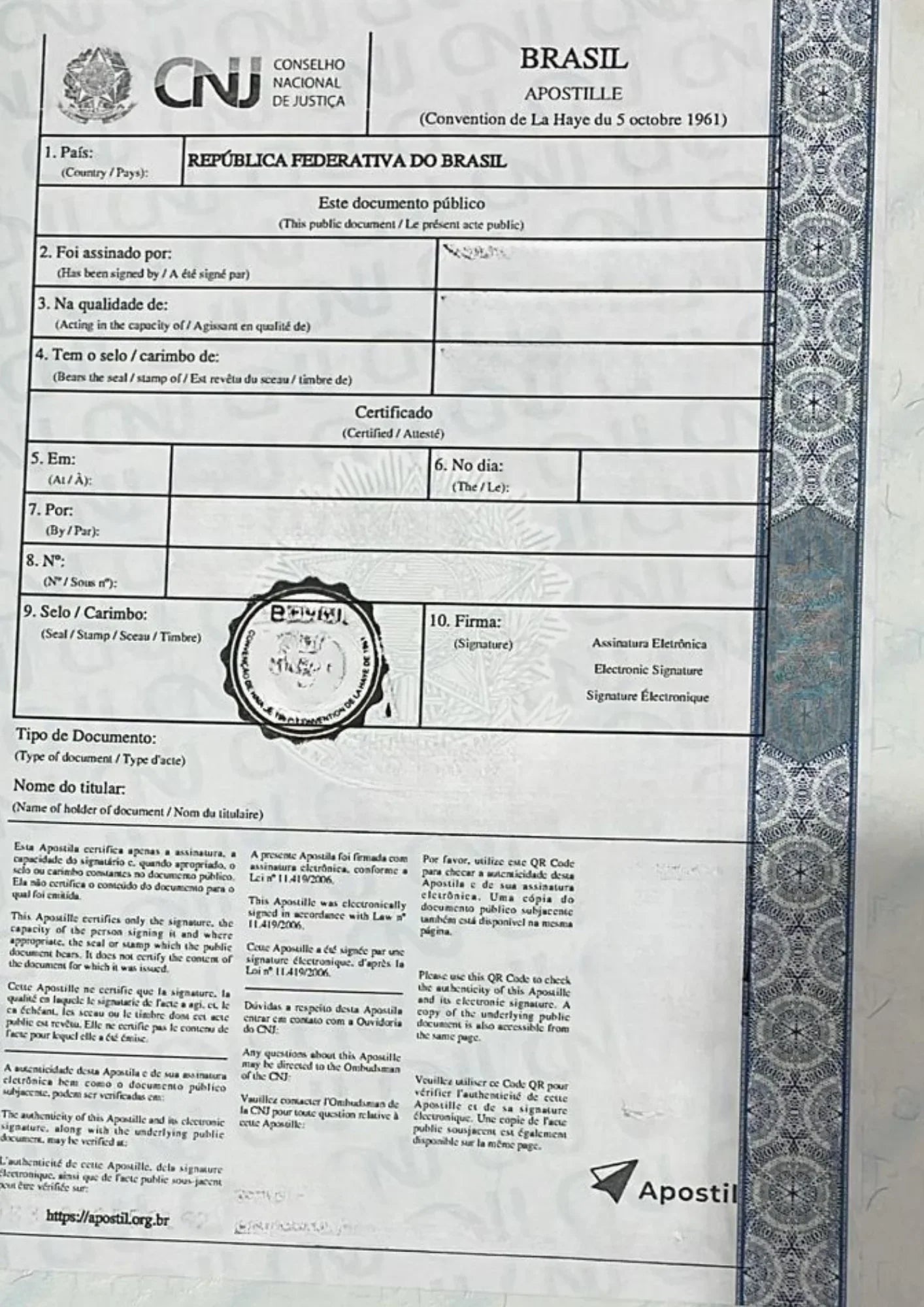 Apostille brésilienne officielle sur document A4, texte en portugais, français et anglais, sceau et signature, modèle pour traduction certifiée.